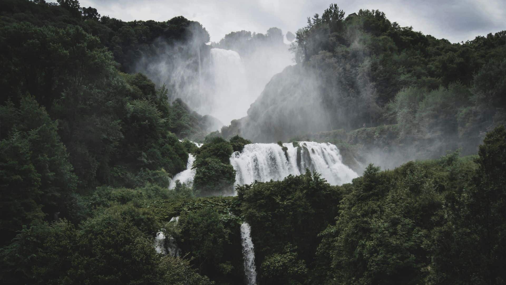 Vista sulla cascata delle Marmore in Umbria