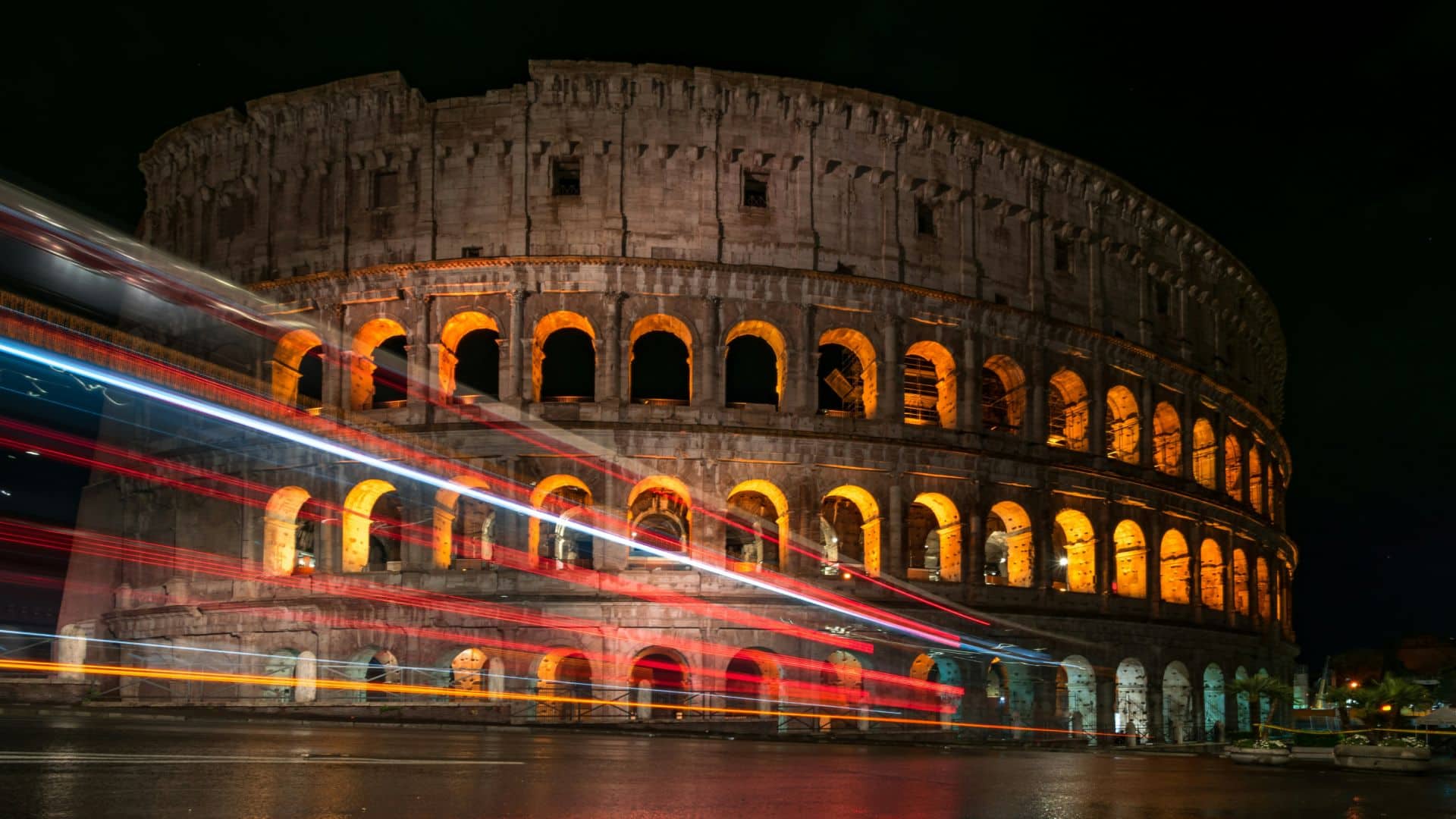 Il colosseo di Roma di sera