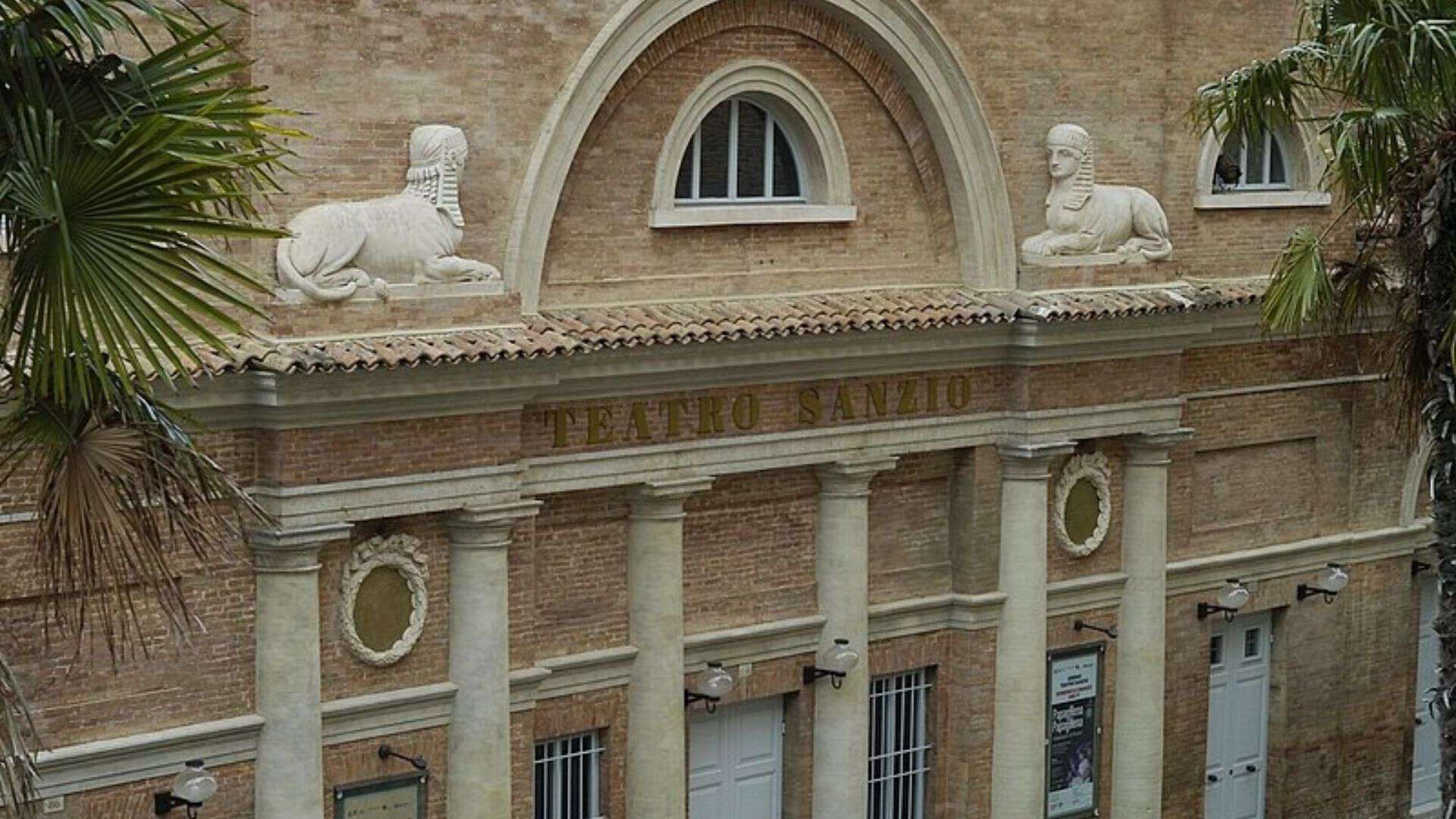 La facciata del teatro Sanzio